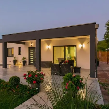 Ela Villa