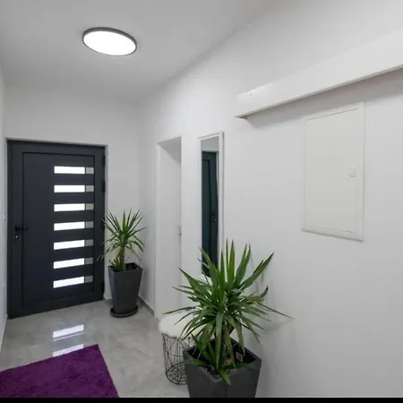Ela Villa